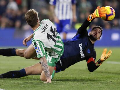 Pacheco salva el gol cantado de Loren.