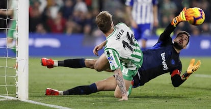 Pacheco salva el gol cantado de Loren.