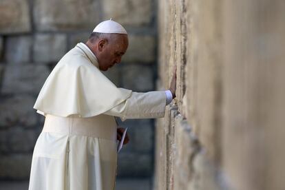 Visita al Muro de las Lamentaciones, en la Ciudad Vieja de Jerusalén el 26 de mayo de 2014