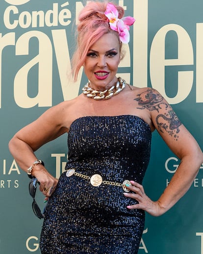 Silvia Superestar, la cantante de The Killer Barbies, se dejó ver recientemente en Madrid con el pelo rosa, demostrando que estamos ante una de las tendencias capilares fuertes del verano. Esta moda viene de la época del grunge, en los 90, cuando músicos como Kurt Cobain se tiñeron el pelo de este color.