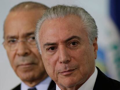 Michel Temer e Eliseu Padilha em Brasília: ministros do Governo resistem no cargo mesmo sob investigação.