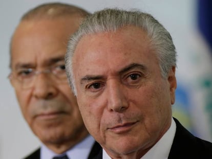 Michel Temer e Eliseu Padilha em Brasília: ministros do Governo resistem no cargo mesmo sob investigação.