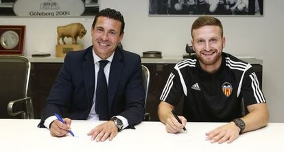 Mustafi firma con el Valencia.