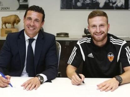 Mustafi firma con el Valencia.