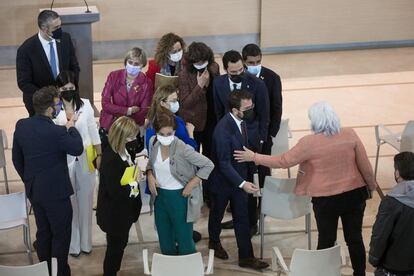 La diputada de la CUP, Dolors Sabater saluda a Pere Aragonès, arropado por miembros del gobierno y diputados de esquerra al final de la jornada de hoy.