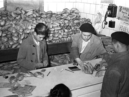 Despacho de pan con cartillas de racionamiento, en Madrid en 1940.