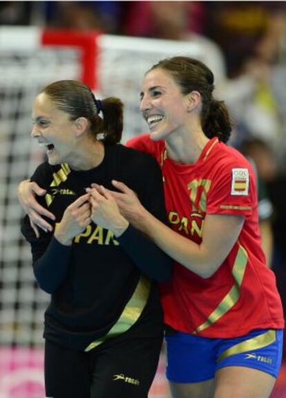 Eli Pinedo abraza a Silvia Navarro, en el partido ante Dinamarca.