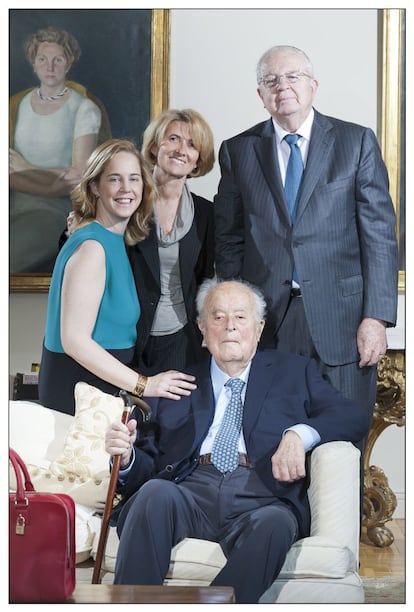 Enrique Loewe Knappe (sentado), junto con su nieta Sheila, su nuera María José Boente y su hijo Enrique Loewe Lynch.
