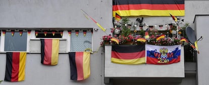 Banderas alemanas y una bandera de la federación rusa ondean en un balcón en Berlín con motivo de la Copa Mundial de Fútbol.