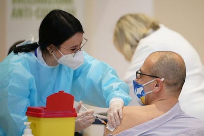 Una sanitaria vacuna con una dosis de AstraZeneca a un hombre en Toma este miércoles. 