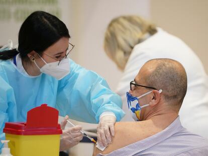 Una sanitaria vacuna a un hombre en Roma el 10 de marzo.