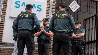 Efectivos de la Guardia Civil hacen guardia hace tres semanas en la vivienda del presunto agresor de una mujer de nacionalidad rumana fallecida en una finca de Las Arenillas en Palos de la Frontera (Huelva).
