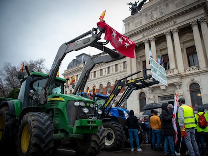 La concentración de tractores por el centro de Madrid, en imágenes