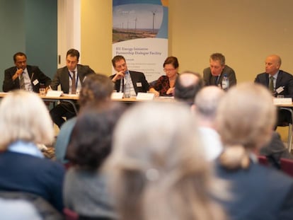 Expertos del sector energético y humanitario en la conferencia organizada por euei pdf en Bruselas.