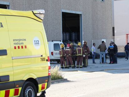 Bomberos y polic&iacute;as frente a la nave donde se ha producido la explosi&oacute;n.