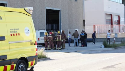 Bomberos y policías en una nave donde hubo un accidente laboral.