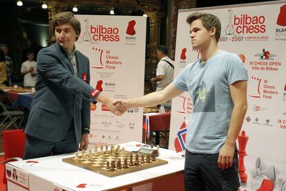 Kariakin y Carlsen posan ante la prensa en el día de descanso, hoy en Bilbao