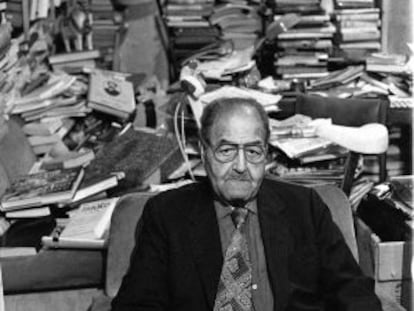 El poeta cubano Gastón Baquero, en su casa de Madrid en 1994.