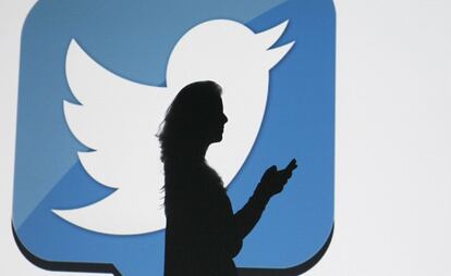 Una usuaria utiliza la red social Twitter.