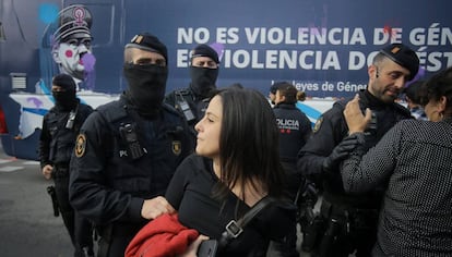 La policía frena a las diputadas de la CUP, Maria Sirvent, a la izquierda, y Natalia Sanchez cuando intentaban parar el autobús de Hazte Oír que relaciona nazismo feminismo.