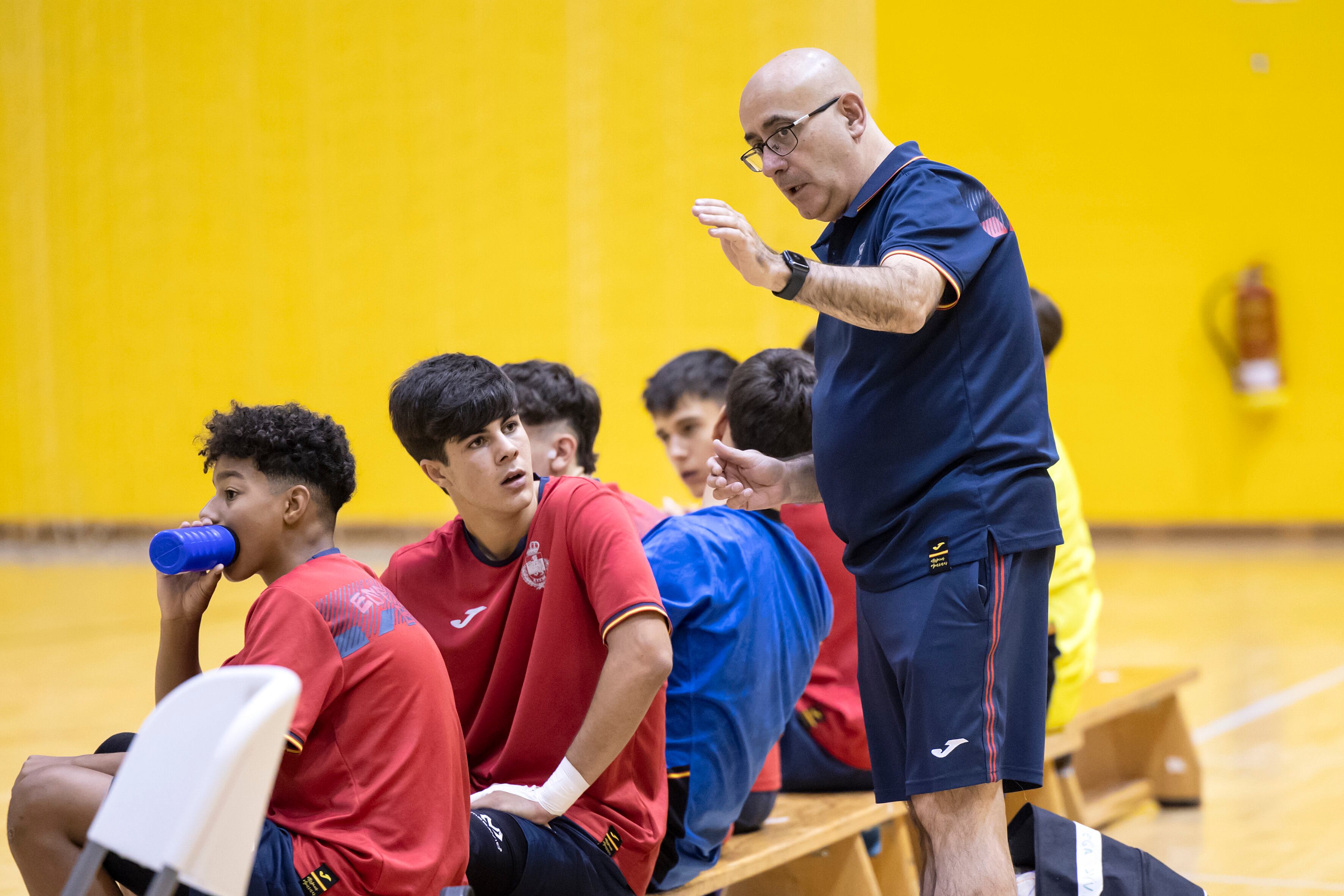 Jordi Ribera da instrucciones a uno de los jugadores durante un partidillo de entrenamiento.