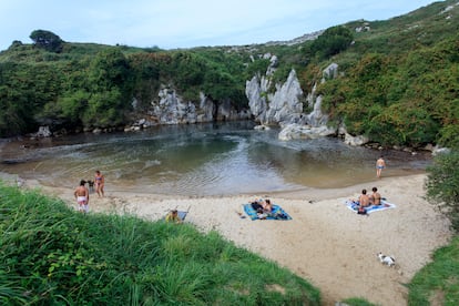 Gulpiyuri (Llanes). Entre las localidades asturianas de Ribadesella y Llanes, este es un pequeño arenal en medio de la campiña que se abre frente a un muro de roca detrás del cual está el Cantábrico. Sus aguas aparecen solo con pleamar, cuando el mar entra en la diminuta ensenada a través de un túnel. Uno de esos espectáculos naturales que se encuentran por sorpresa al recorrer la costa asturiana.