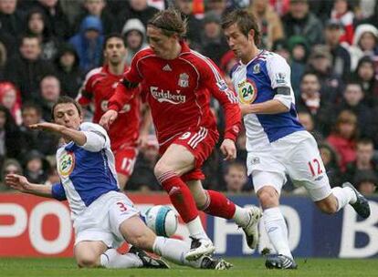 Fernando Torres intenta marcharse de dos rivales del Blackburn.