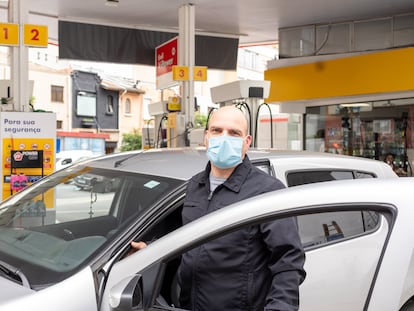 O motorista de aplicativo Romão Edson, após abastecer o carro em um posto em São Paulo: "Coloquei só o básico para sobreviver".