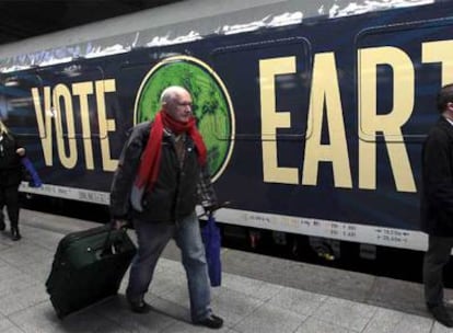 Varios pasajeros junto al Expreso del Clima, el tren que ayer salió de Bruselas con destino a Copenhague.