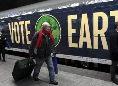 Varios pasajeros junto al Expreso del Clima, el tren que ayer salió de Bruselas con destino a Copenhague.