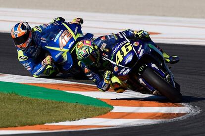 Valentino Rossi seguido por Alex Rins.