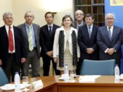 El grupo de 12 expertos designados por el Gobierno, junto a los responsables del Ministerio de Empleo el d&iacute;a que se constituy&oacute; la comisi&oacute;n, el pasado 25 de abril. Desde la izquierda: Jos&eacute; Luis Tortuero, Miguel &Aacute;ngel Garc&iacute;a, Jos&eacute; Ignacio Conde-Ruiz, Mercedes Ayuso, Miguel &Aacute;ngel V&aacute;zquez, Francisco Castellano, Manuel Lagares, Tom&aacute;s Burgos (secretario de Estado de la Seguridad Social), F&aacute;tima B&aacute;&ntilde;ez (ministra de Empleo y Seguridad Social), V&iacute;ctor P&eacute;rez D&iacute;az (presidente del comit&eacute;), Jos&eacute; Enrique Devesa, Jos&eacute; Mar&iacute;a Mar&iacute;n, Rafael Dom&eacute;nech y Santos Ruesga.