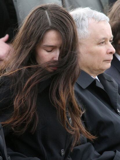 Marta Kaczynska, hija de Lech Kaczynski, llora junto a su tío, el ex primer ministro Jaroslaw Kaczynski, la llegada del féretro con los restos mortales de su padre