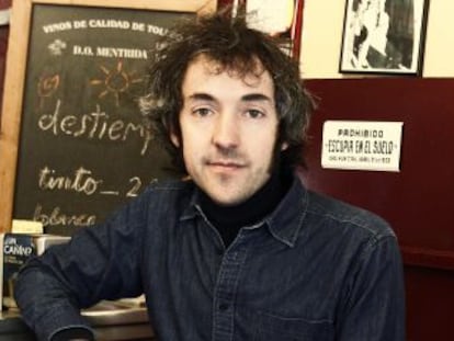 El escritor Carlos Pardo, en las bodegas Alfaro.