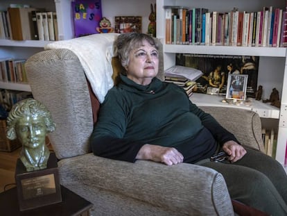 Celia Amorós, sentada en su casa de Valencia junto al busto de Clara Campoamor, el 13 de marzo. 