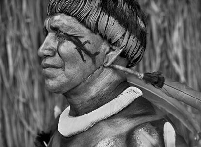 Tsaná, cantante de música tradicional de Alto Xingu, un don que heredó de su padre, el maestro Tagukagé; con el cuerpo pintado de urucum, lleva un collar de conchas de caracol.