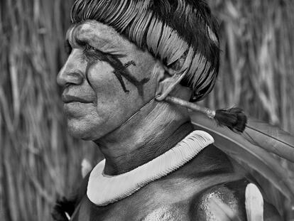 Tsaná, cantante de música tradicional de Alto Xingu, un don que heredó de su padre, el maestro Tagukagé; con el cuerpo pintado de urucum, lleva un collar de conchas de caracol.