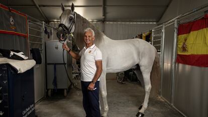 El jinete Juan Antonio Jiménez Cobo, con su caballo Euclides Mor, en la cuadra del recinto ecuestre de Versalles.