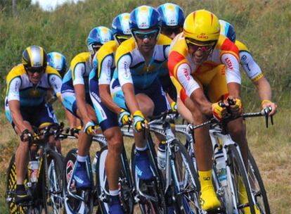 Alberto Contador, al frente del equipo Astana durante la contrarreloj por equipos de ayer. Al fondo, a la izquierda, Lance Armstrong.