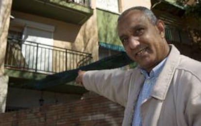 El marroquí Mohamed Aziz posa para la Agencia Efe ante el piso del que fue desalojado en enero de 2011 en Martorell (Barcelona).