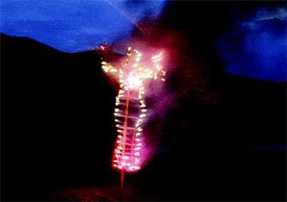 'Ánima, silueta de cohetes' (1976), imagen de una 'acción' de Ana Mendieta.