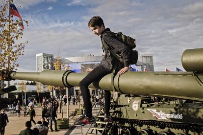 Un joven encaramado 
a un tanque en el 
polígono recreativo 
de entrenamiento militar conocido como Patriot, 
a las afueras de Moscú.
