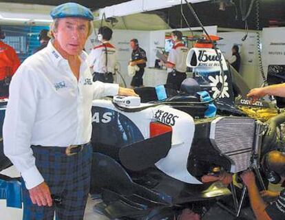 Jackie Stewart, en el interior del box del equipo Williams en el circuito de Montmeló.