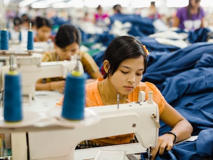Una trabajadora del textil en su puesto de trabajo