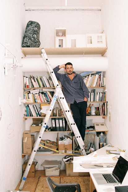 Álvaro Urbano en el estudio que comparte con Halilaj en Berlín.