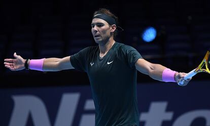 Nadal protesta tras una decisión videoarbitral, este martes en Londres.