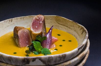 Bonito en jugo escabechado de verduras y amontillado, del restaurante Lakasa (Madrid).