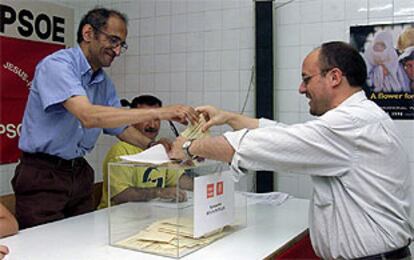 Rafael Rubio (derecha), candidato de Valencia, en el momento de depositar su voto.