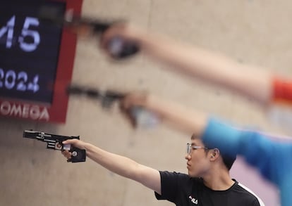 Yeongjae Cho de Corea del Sur en la final de 25m pistola rápida masculina, este lunes. 