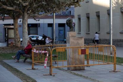 Vista del busto de Lluís Companys tras ser recolocado hoy por operarios del Ayuntamiento.